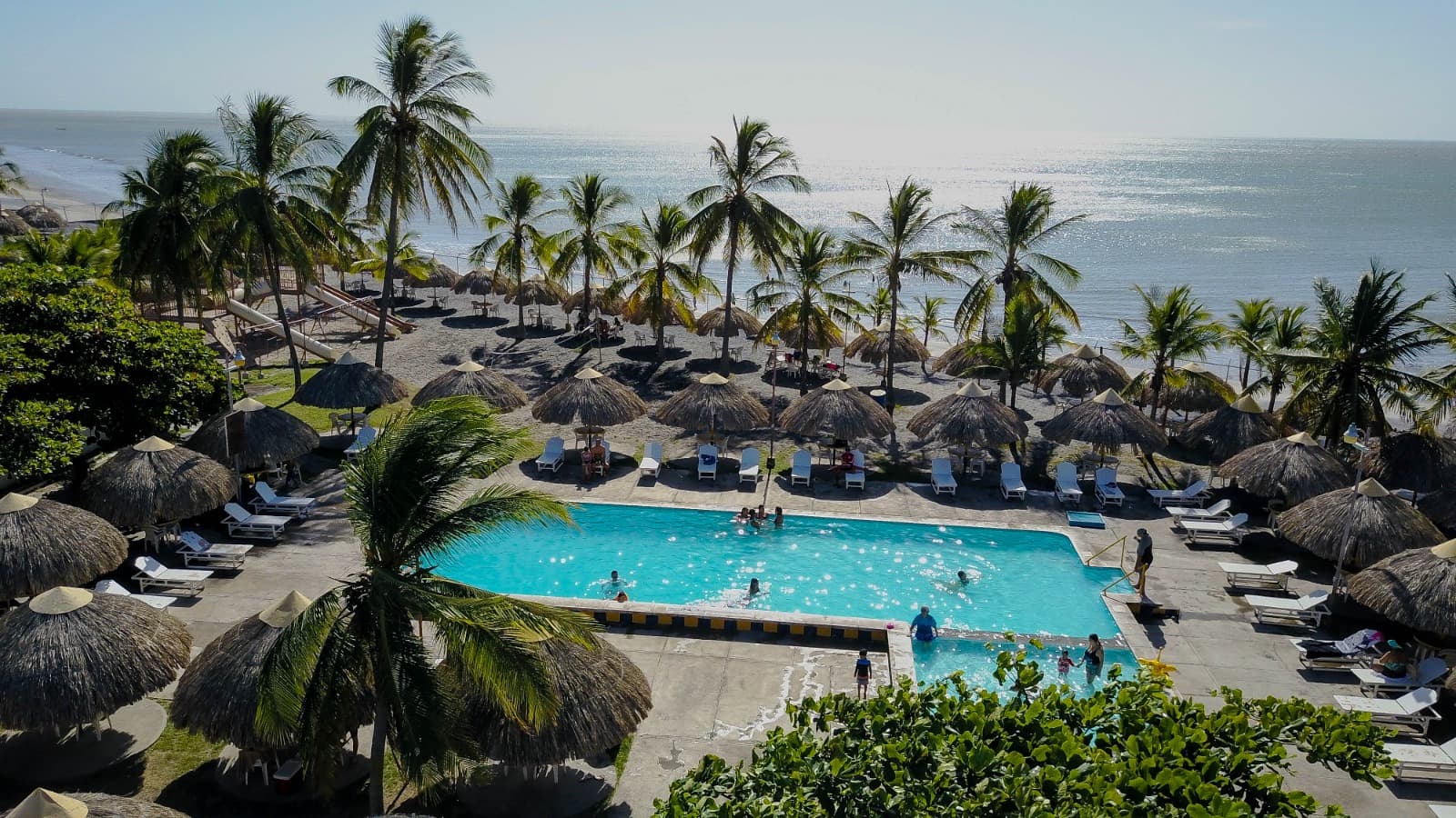 Vista aérea piscinas y playa